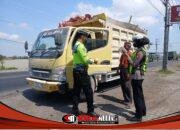 Satlantas Polres Gresik Tindak Truk Tanpa Terpal di Jalan Deandles