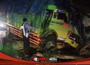 Truk Muatan Kopra Hilang Kendali, Tabrak Tiang Listrik dan Pagar Rumah di Domas