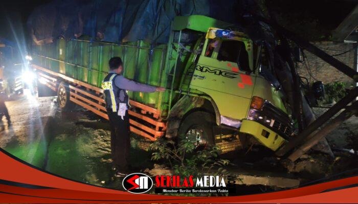 Truk Muatan Kopra Hilang Kendali, Tabrak Tiang Listrik dan Pagar Rumah di Domas