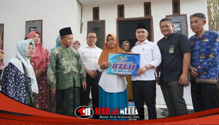 Bupati Mojokerto Serahkan Bantuan RTLH, Wujudkan Hunian Layak bagi Warga