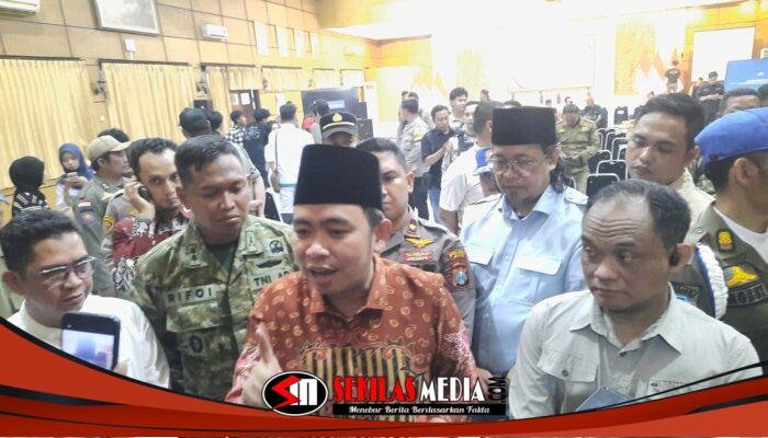 Redam Gesekan Antar Pedagang Pasar Tanjung, Gus Fawait Ketok Palu Jam Operasional Baru
