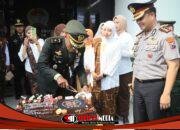 HUT TNI ke-81, Polres Gresik Sambangi Makodim Bawa Kue dan Tumpeng