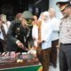 HUT TNI ke-81, Polres Gresik Sambangi Makodim Bawa Kue dan Tumpeng