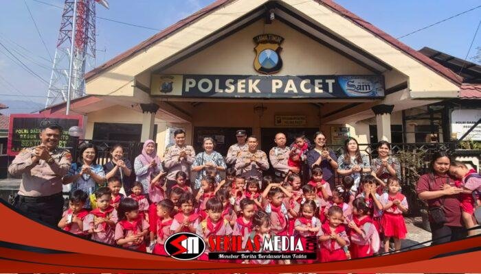 40 Siswa TK Memories Sambangi Polsek Pacet, Polisi Kenalkan Profesi dan Edukasi Keselamatan