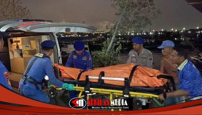 Nelayan Temukan Jasad Pria di Perairan Gresik, Satpolairud Lakukan Evakuasi