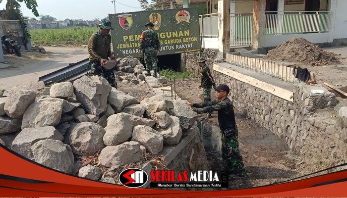 Hari Libur Tetap Bekerja, TNI dan Warga Kebebut Pembangunan Jembatan Garuda di Bangsal Mojokerto