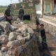 Hari Libur Tetap Bekerja, TNI dan Warga Kebebut Pembangunan Jembatan Garuda di Bangsal Mojokerto
