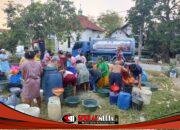 Polres Lamongan Salurkan 10.000 Liter Air Bersih, Kali Ketiga Bantu Warga Sarirejo
