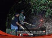 Babinsa dan Petugas Gabungan Padamkan Kebakaran Hutan Jati Seluas 1,5 Hektare di Mojokerto