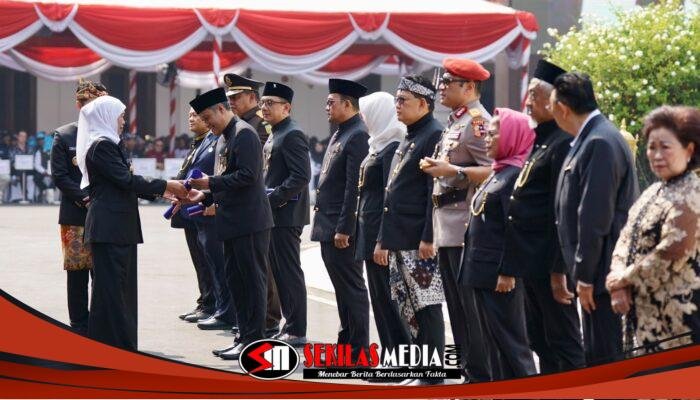 Perjuangkan Bansos Tepat Sasaran, Hidayat Digelari Penerima Lencana Emas Jatim