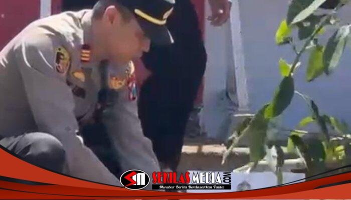 Polsek Pacet dan Warga Claket Gelar Green Policing, Bersihkan Lingkungan dan Tanam Pohon