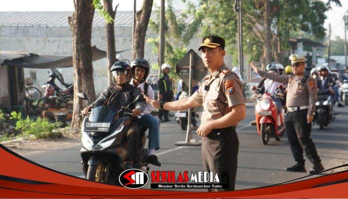 Peduli Keselamatan Pelajar, Kapolres Mojokerto Kota Atur Lalin di Depan SMPN 9