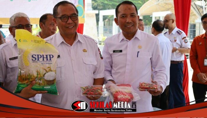 Warga Berburu Sembako Murah di GOR WEP, Pemkab Gresik Gelar Gerakan Pangan Murah