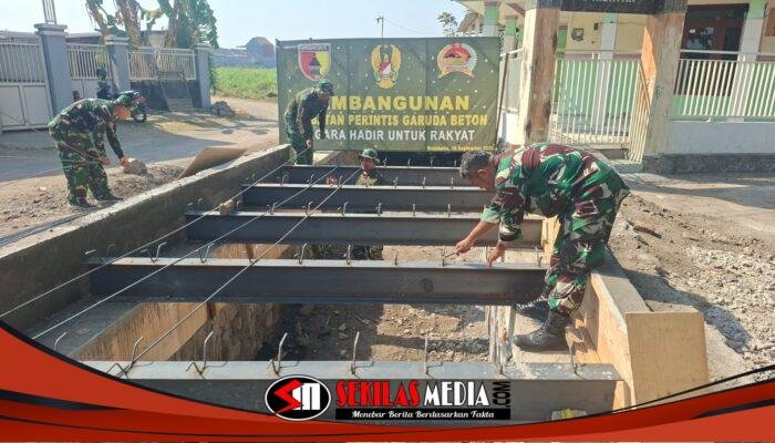 Pembangunan Jembatan Garuda Tahap VII di Bangsal, Personel TNI Mulai Pasang Rangka Baja