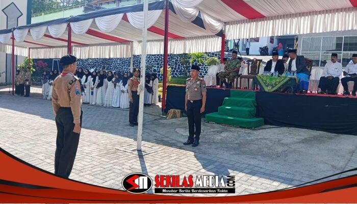 Kapolsek Pacet Pimpin Upacara Hari Santri 2026 di Ponpes Amanatul Ummah Mojokerto