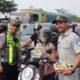 Satlantas Polres Gresik Bagikan Cokelat di Exit Tol Kebomas, Ajak Pengendara Tertib Berlalu Lintas
